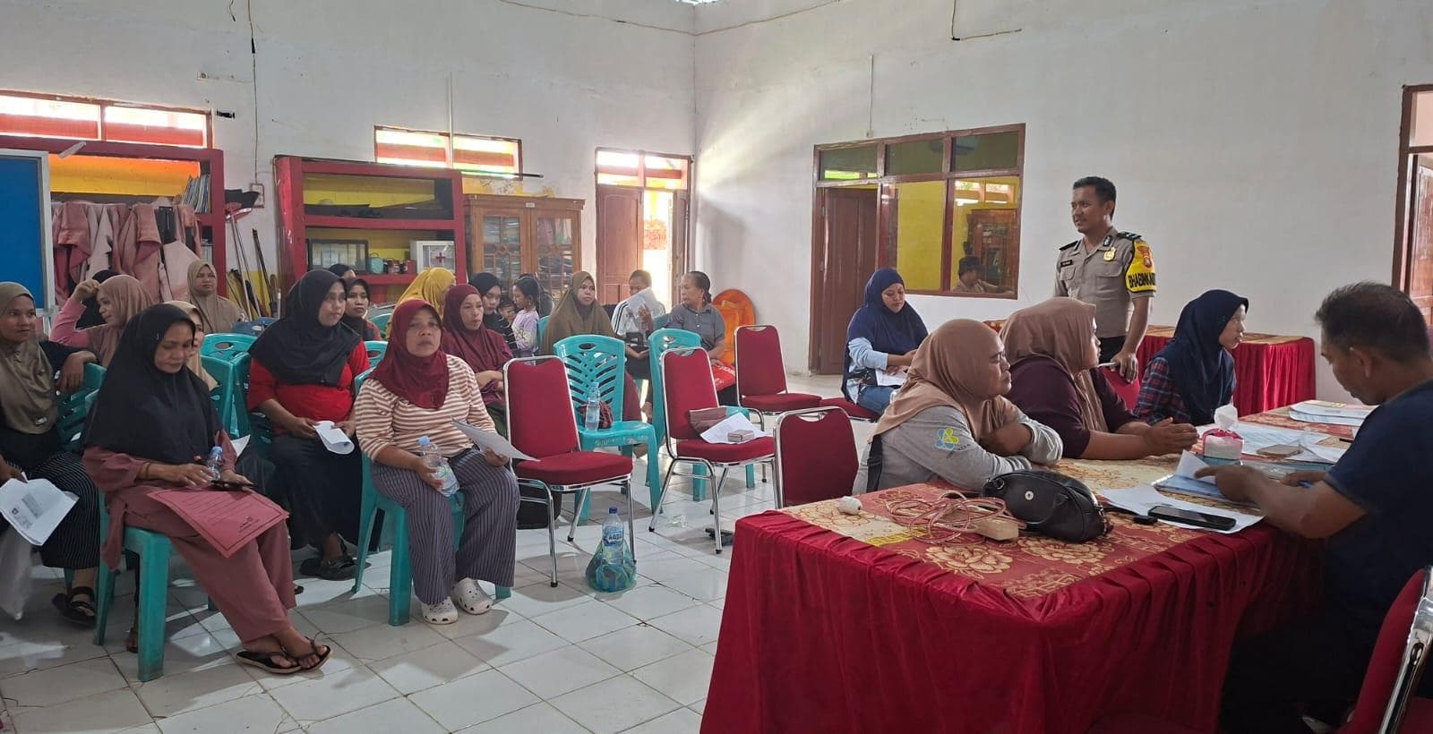 Bhabinkamtibmas Pasiang Kawal Pendataan Penerima Bantuan PKH dan BPNT